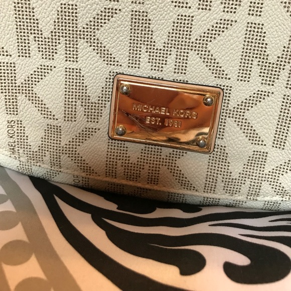 Michael Kors Large Crossbody - Picture 3 of 8