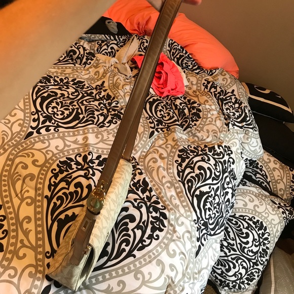 Michael Kors Large Crossbody - Picture 4 of 8