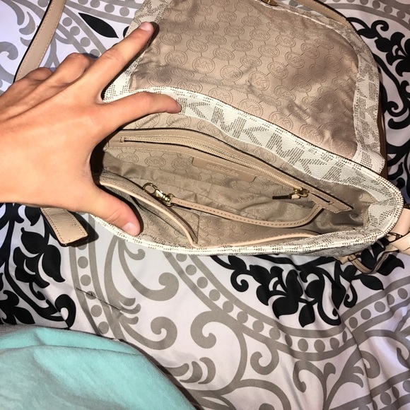 Michael Kors Large Crossbody - Picture 6 of 8