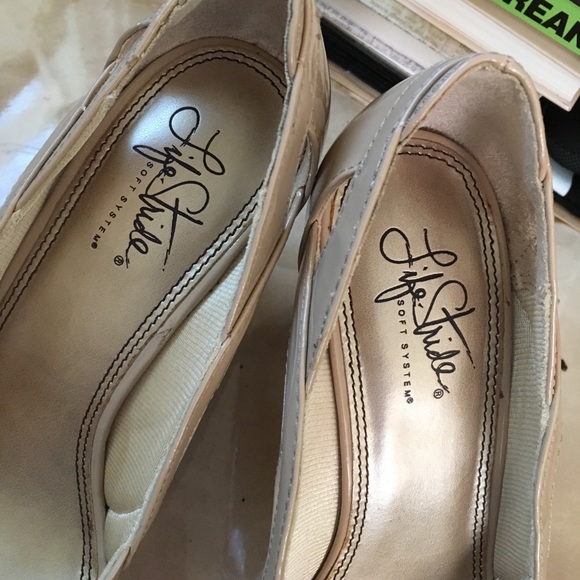 Cream/nude heels - Picture 2 of 4