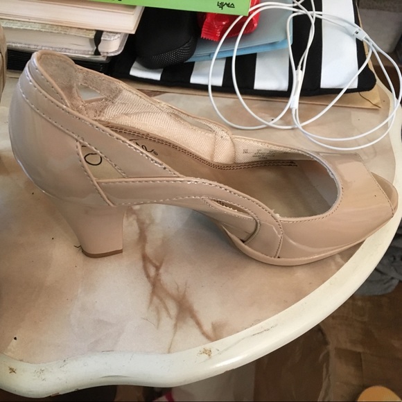 Cream/nude heels - Picture 3 of 4