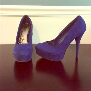 Brash royal blue pump