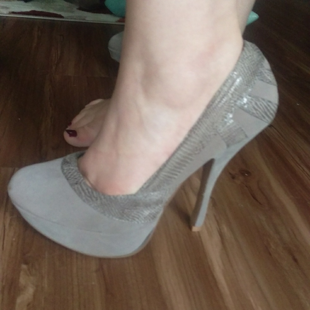 Gray JustFab size 9 pumps with one inch platform