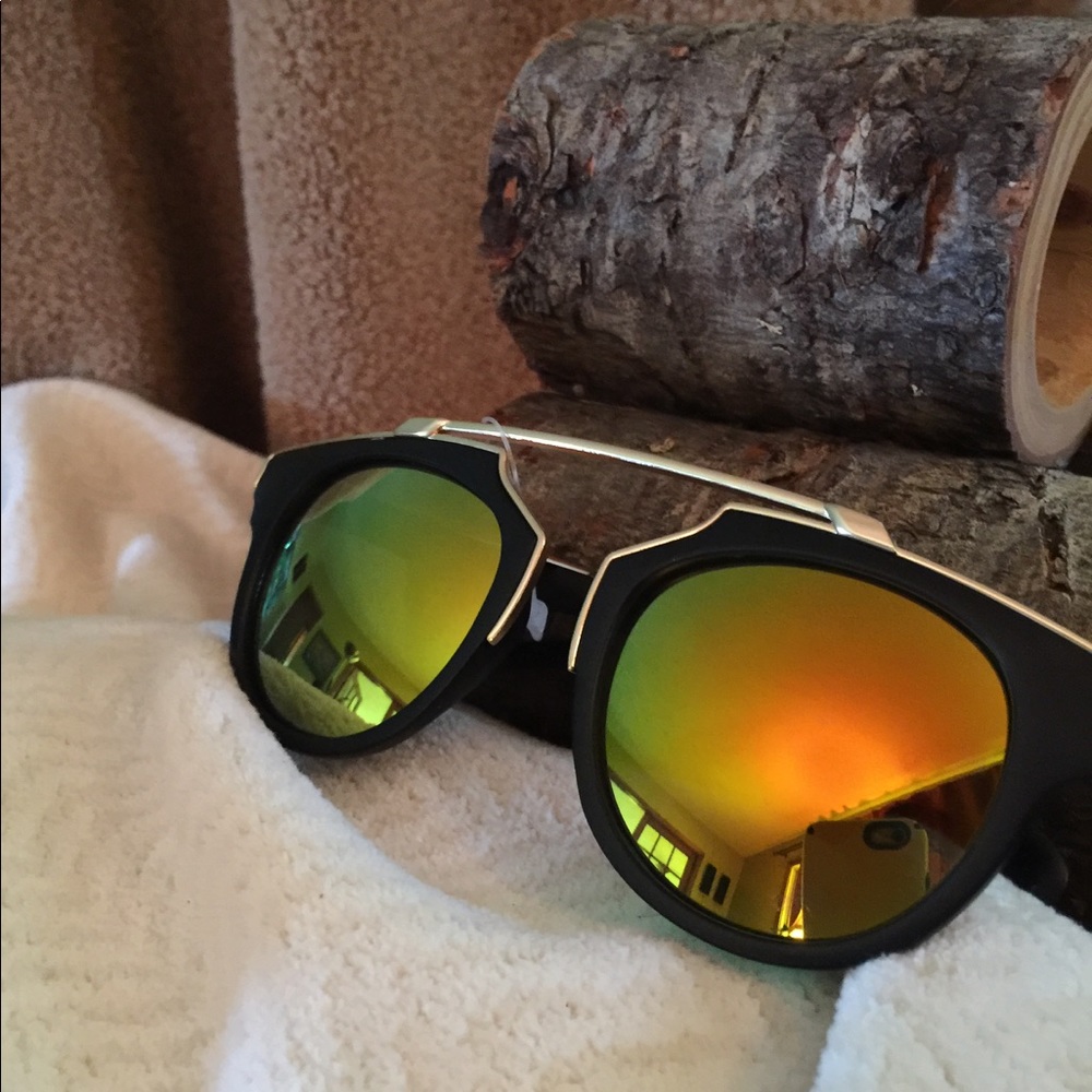 Sunglasses UV 400Sunglasses 😎 BOGO today only.