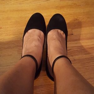 Heels w/ankle strap, gold hardware & textured heel