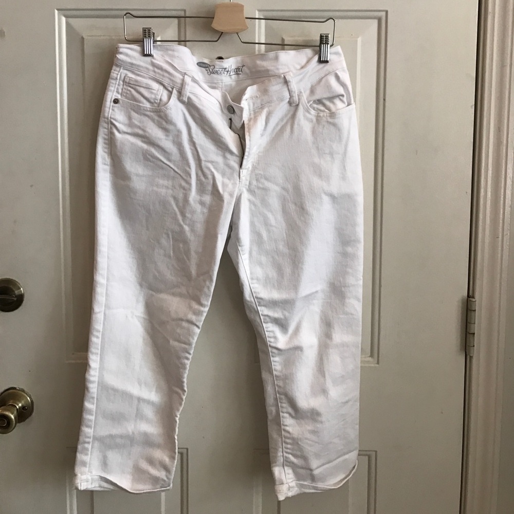 White Denim Capris 💕