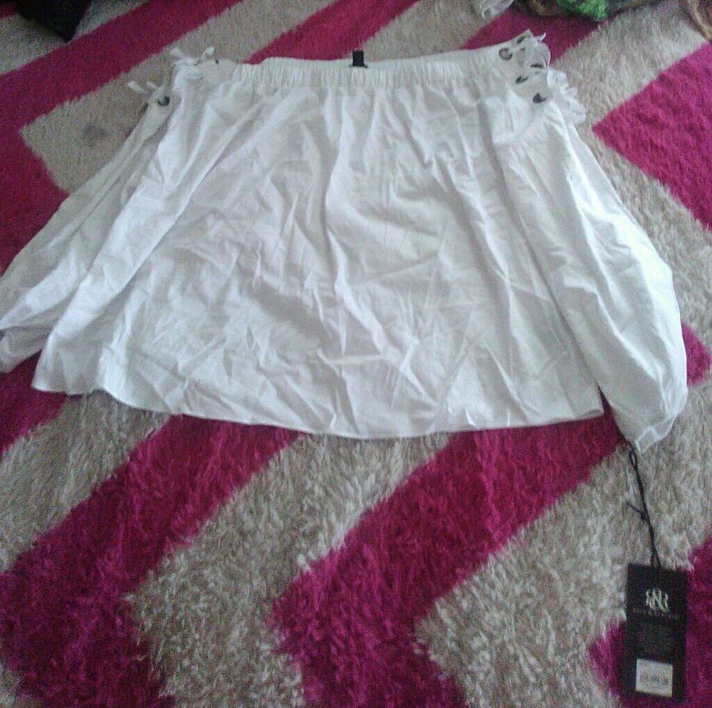 White shirt  very nicr comes too the shoulders