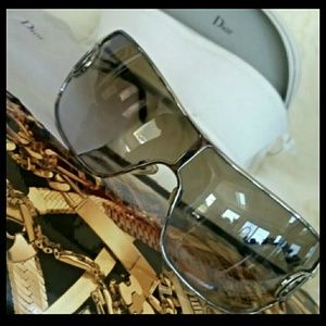Like New silver Dior sunnies big glam square