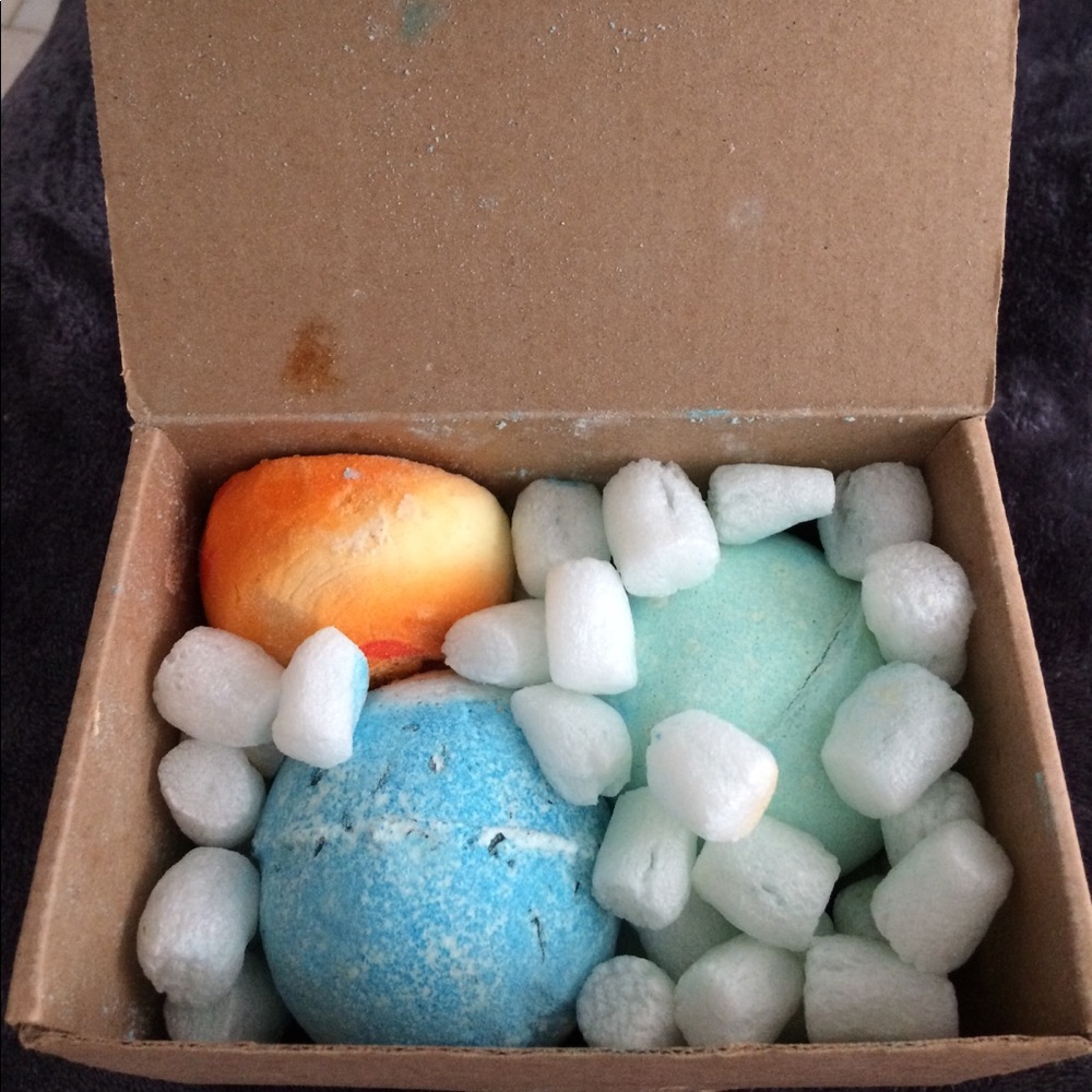 Lush Bathtub booms balls