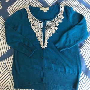 Turquoise 3/4 sleeve sweater with lace detail