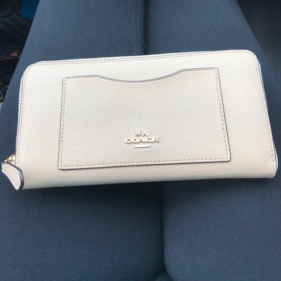Coach Accordion Wallet. Tan. 85 OBO. - Picture 1 of 2