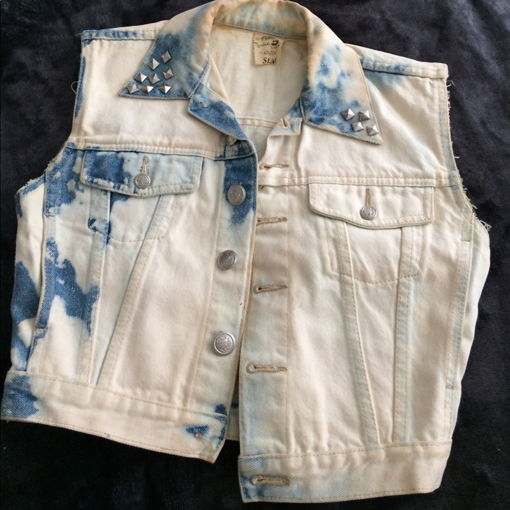 One of a kind jeans top with lonely tunes!