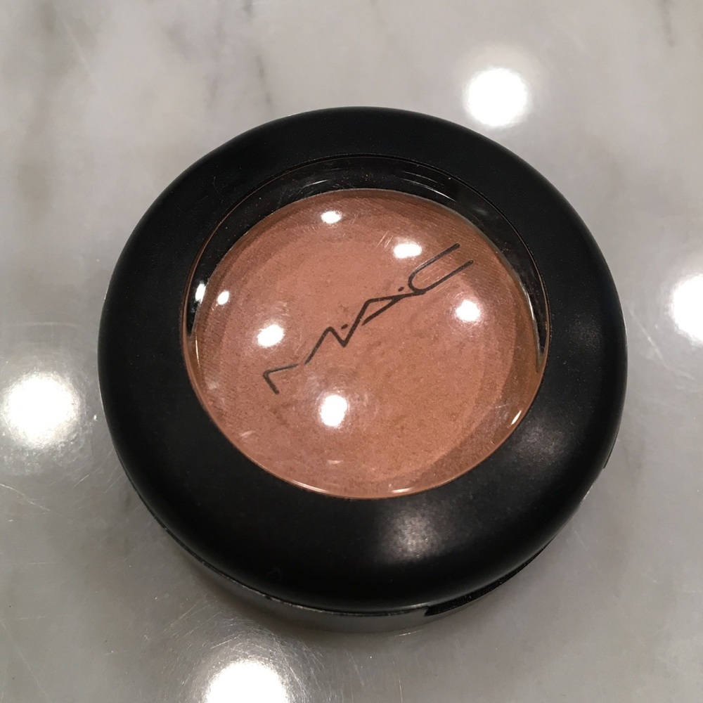 ✨M.A.C. Cosmetics Eyeshadow A43 MOTIF Frost +BONUS