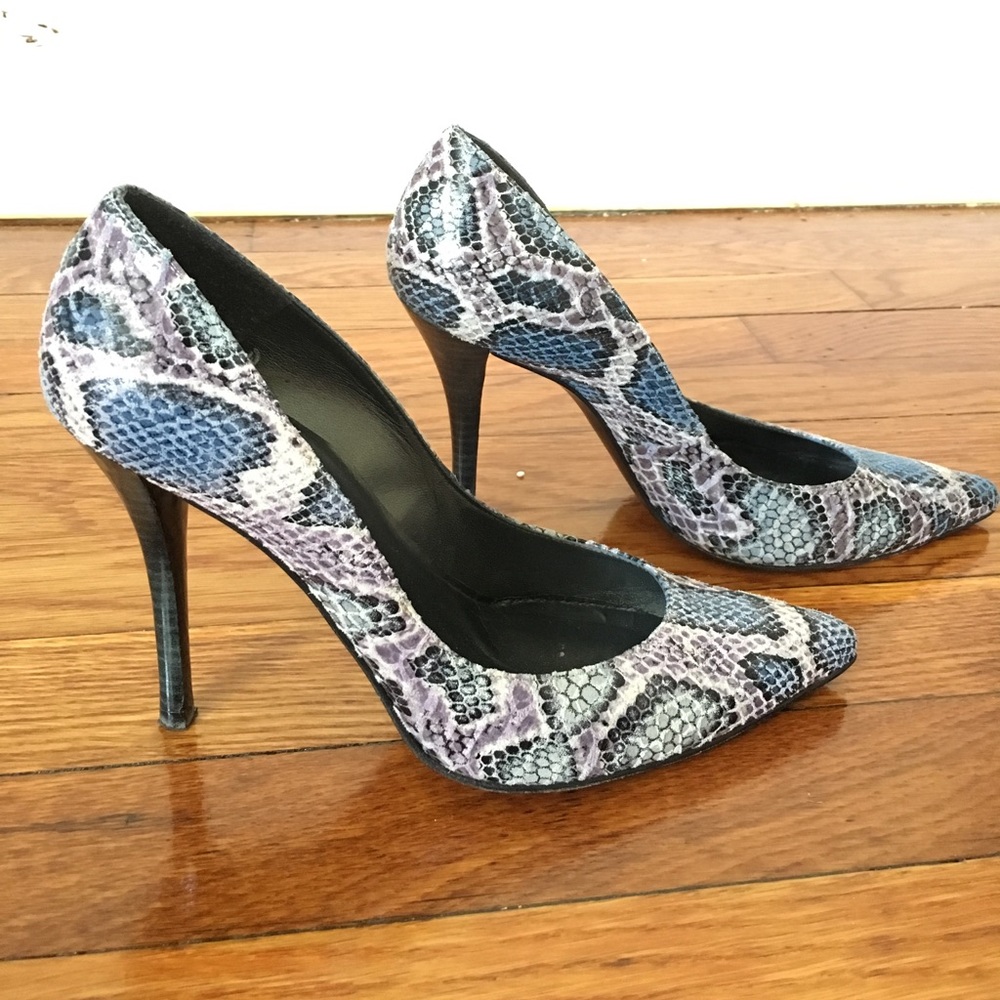 Stuart Weitzman Naughty Pump