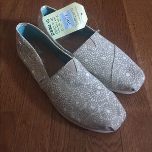 BRAND NEW TOMS