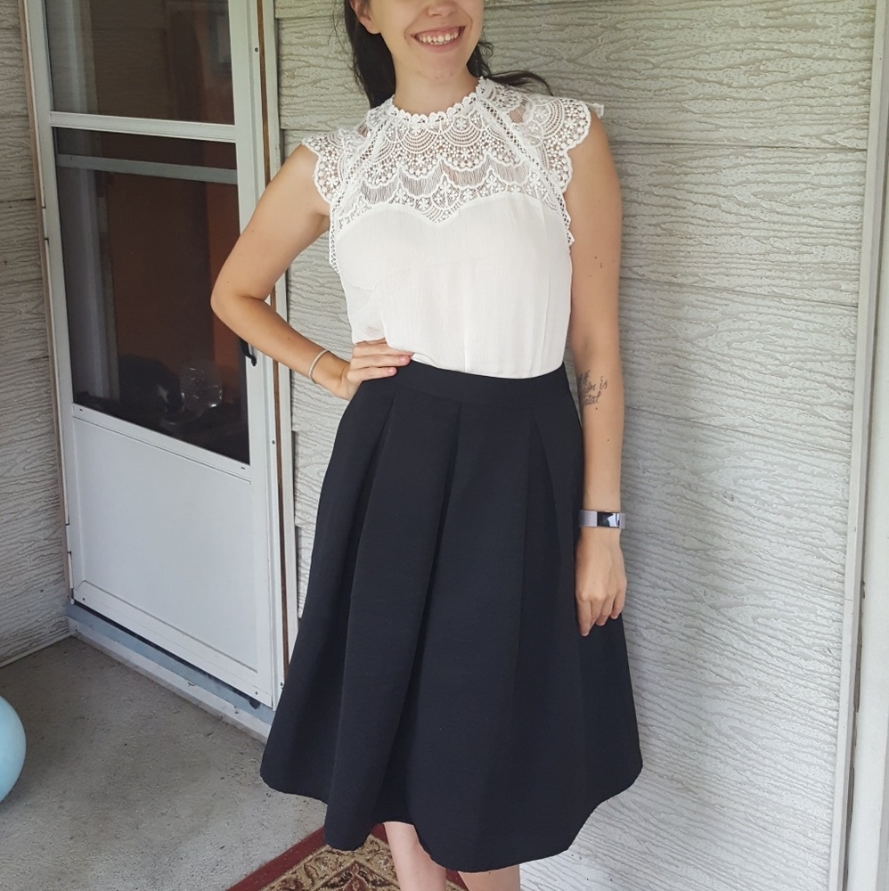 ✨ LAST ONE!! ✨ High Neck Sleeveless Blouse - Picture 3 of 6