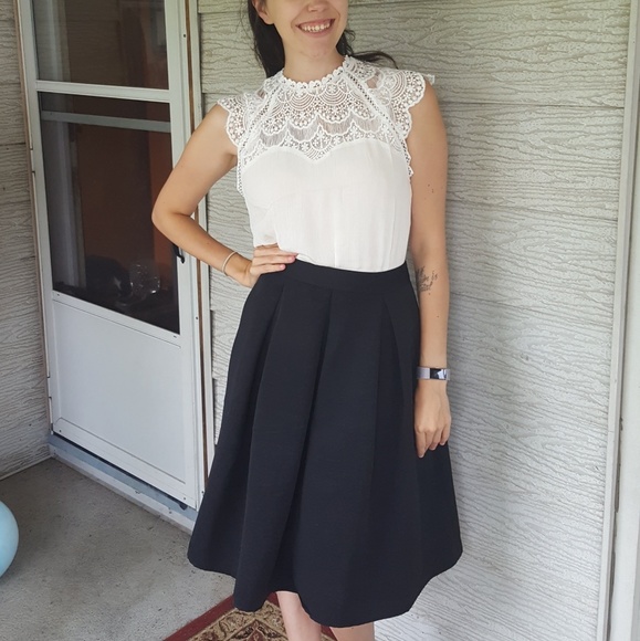 ✨ LAST ONE!! ✨ High Neck Sleeveless Blouse - Picture 3 of 6