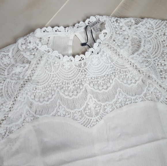 ✨ LAST ONE!! ✨ High Neck Sleeveless Blouse - Picture 4 of 6