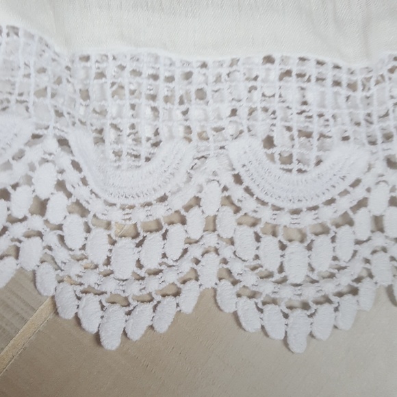 ✨ LAST ONE!! ✨ High Neck Sleeveless Blouse - Picture 5 of 6