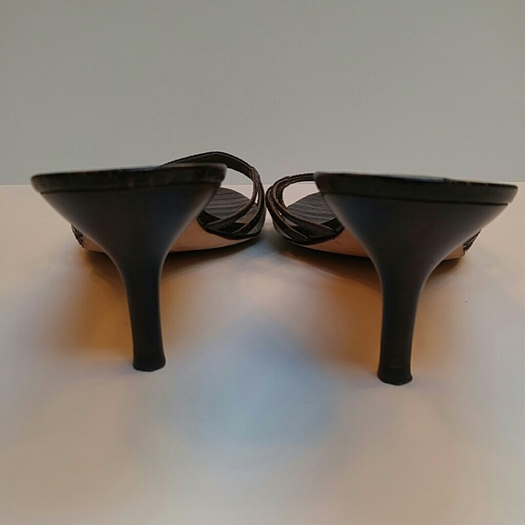 Ann Taylor Shoes - Classic faux alligator kitten heels! Ann Taylor Shoes - Classic faux alligator kitten heels!
