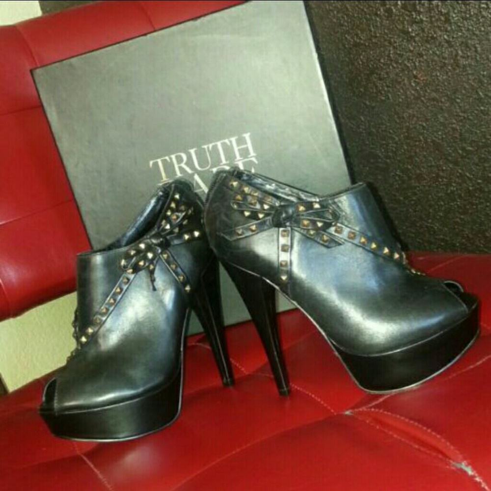 NIB sz5 Madonna Truth or Dare stud bow booties