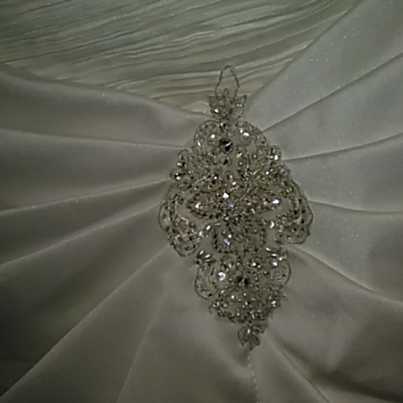 Bridal Gown White Satin with it's own garment bag - Picture 3 of 8