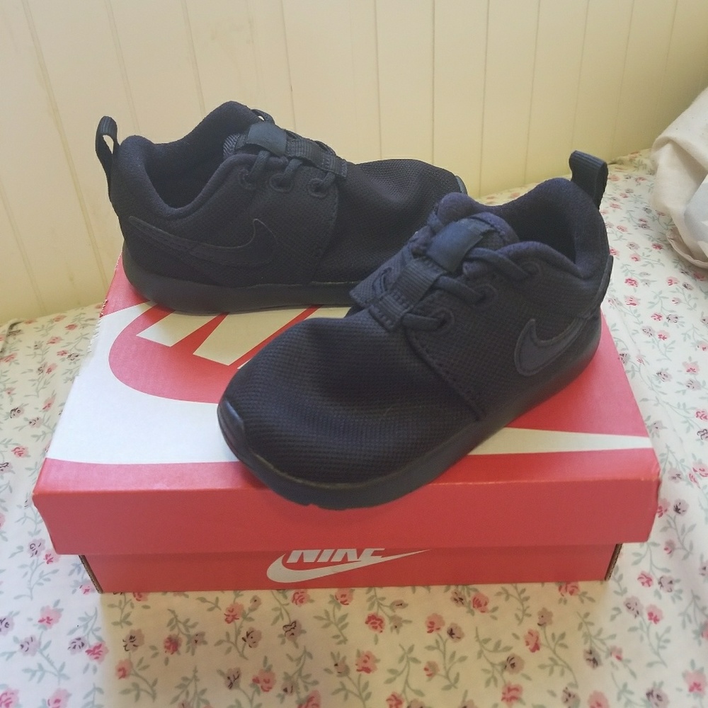 Size 6 All Black Nike Roshe One