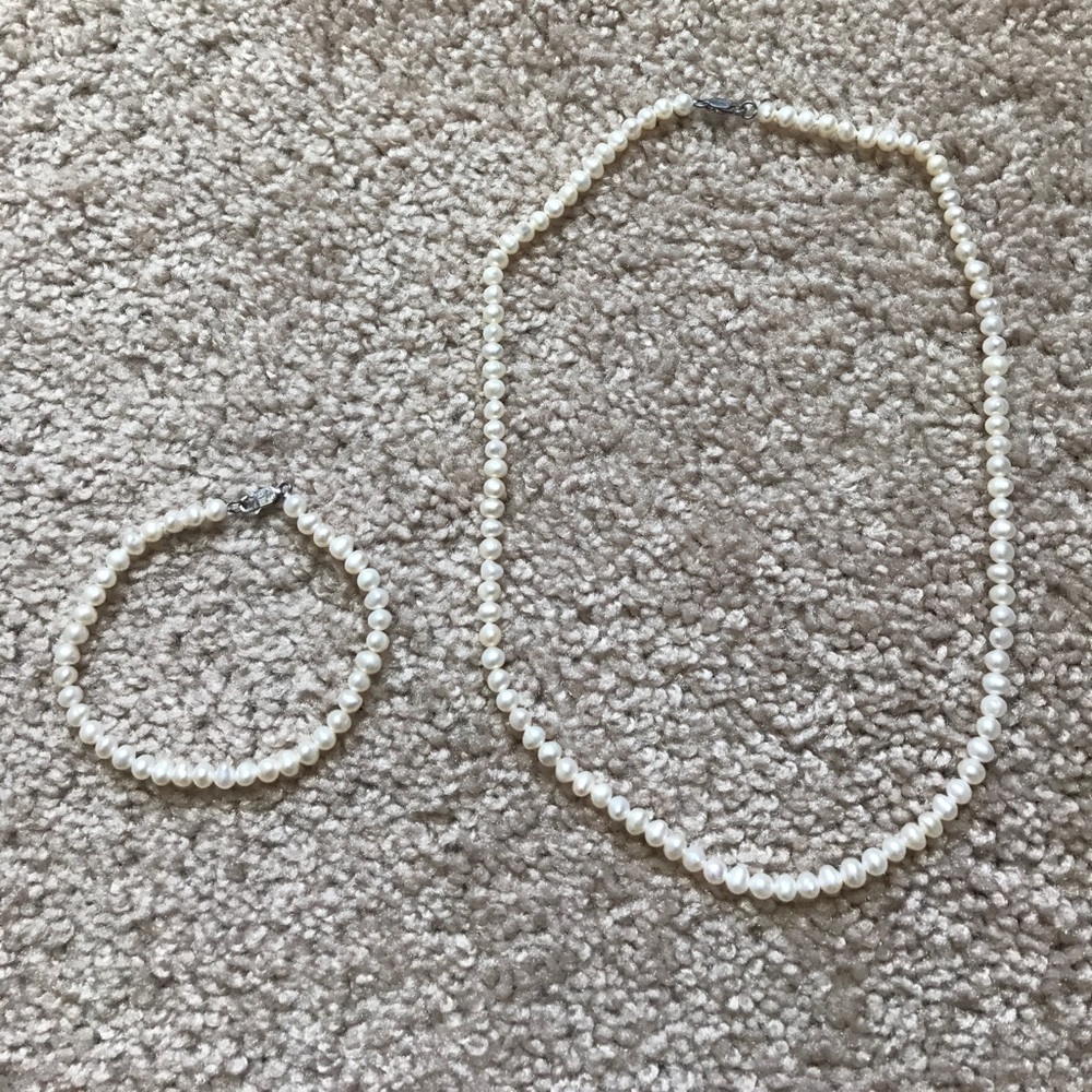 Pearl necklace and bracelet set