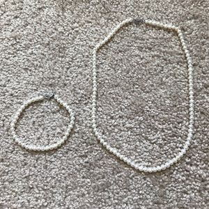 Pearl necklace and bracelet set
