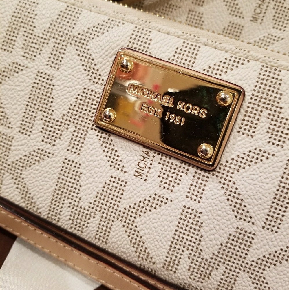SOLD - Michael Kors Signature Wristlet