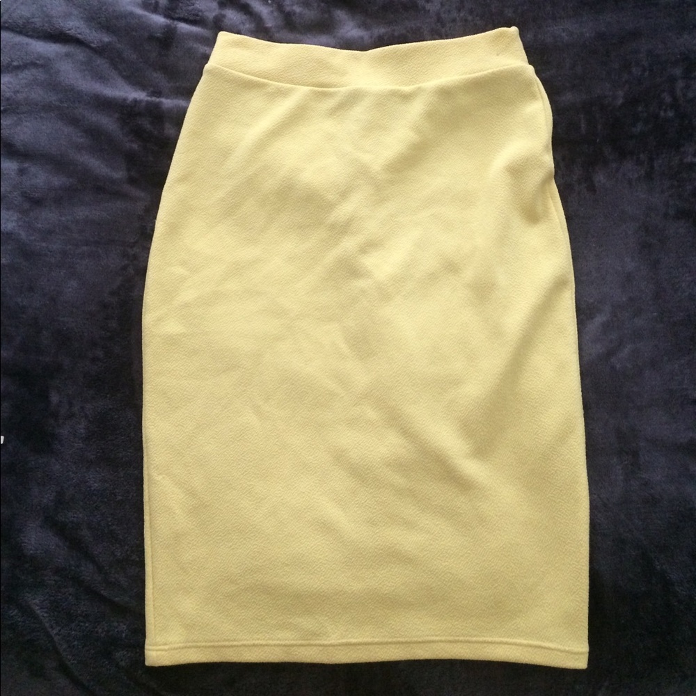 Pencil yellow skirt