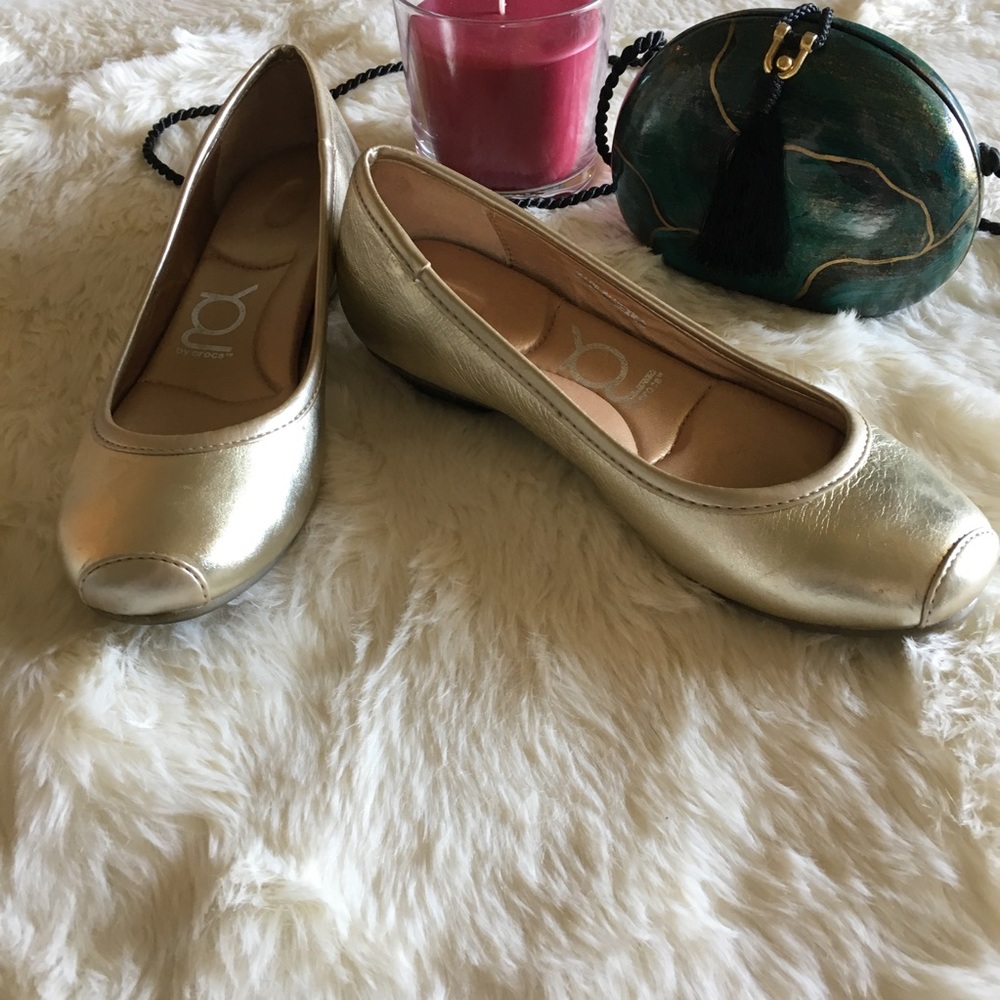 🥂Comfortable Gold Flats by YOU by Crocs🥂