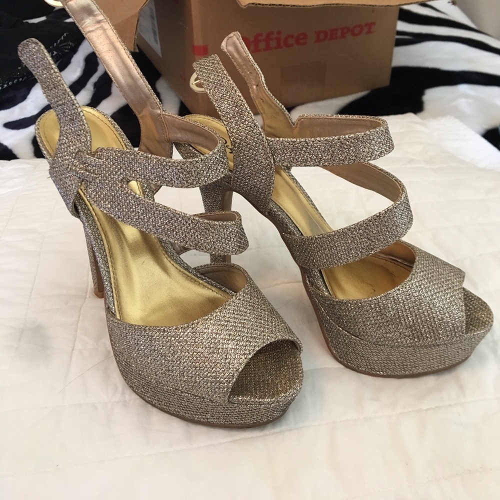 beautiful sparkly champagne colored prom shoes!