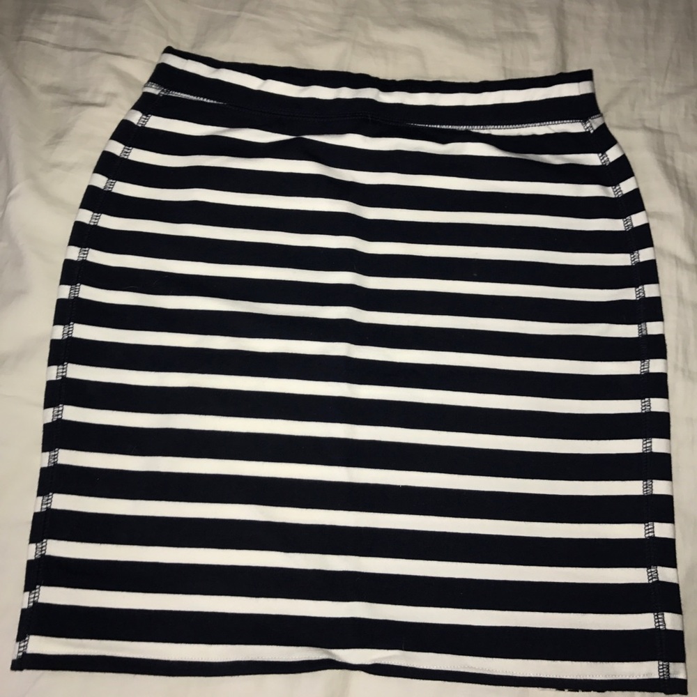 Navy and white fitted skirt