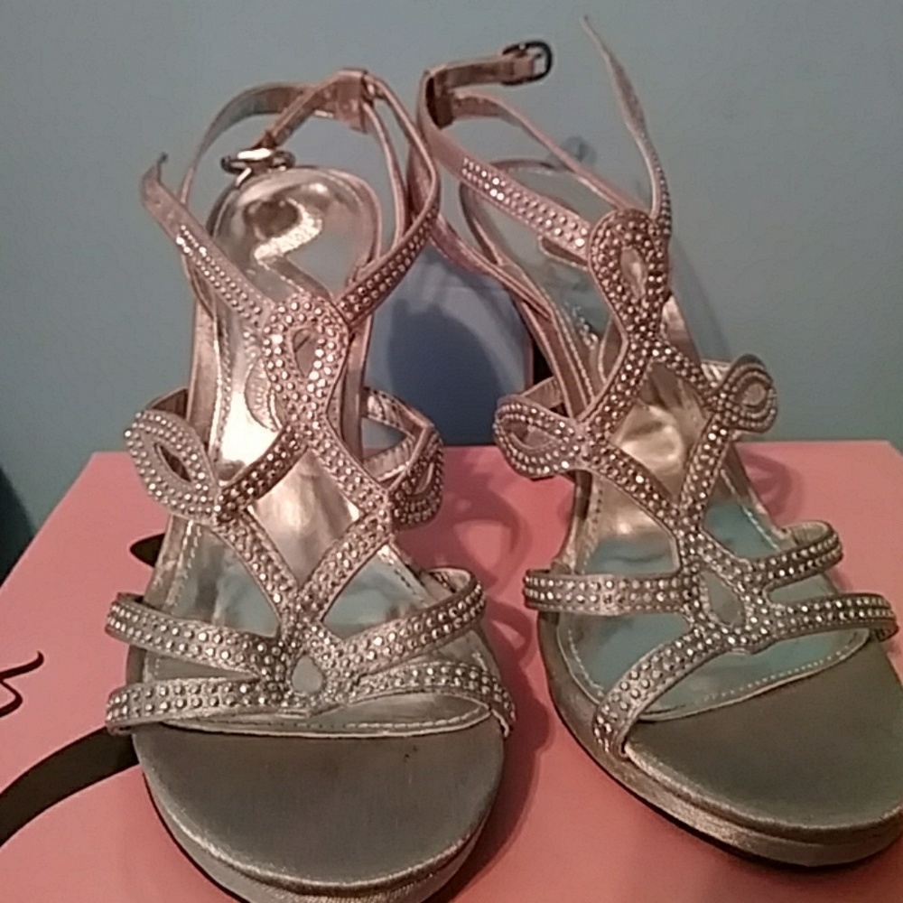 Shiny silver sandal