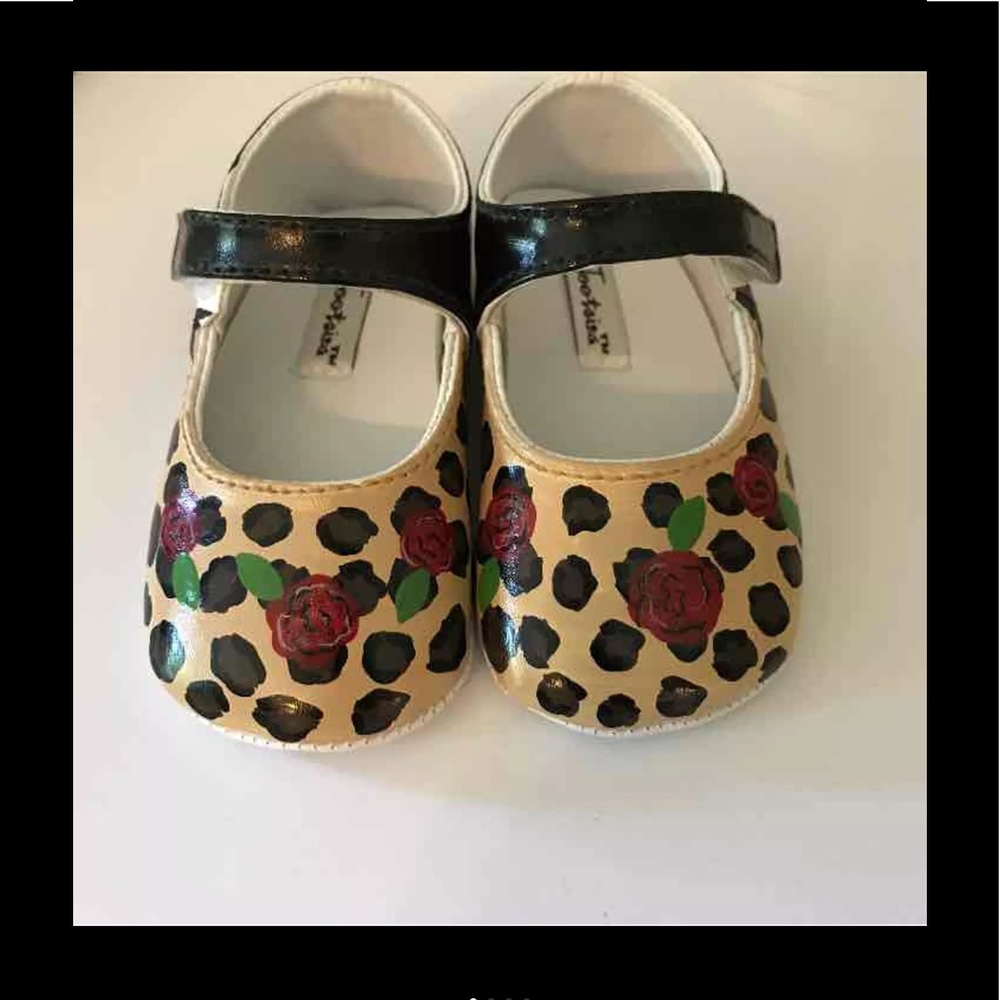 🆕🌹 HAND PAINTED INFANT FASHION SHOES,  SIZE 3