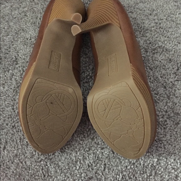 Unlisted brown heels, never worn!! - Picture 3 of 3