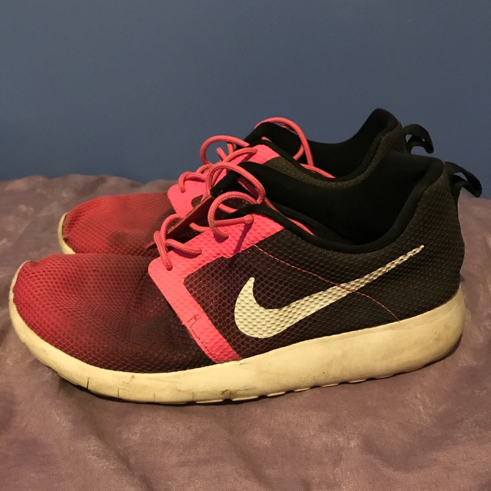 Youth size 6 Nike Roshe