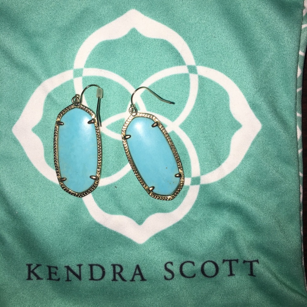 Elle Kendra Scott earrings