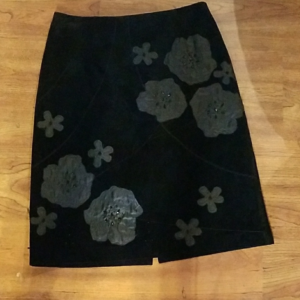 LEATHER Skirt by MUSE SIZE 2 black with flowers