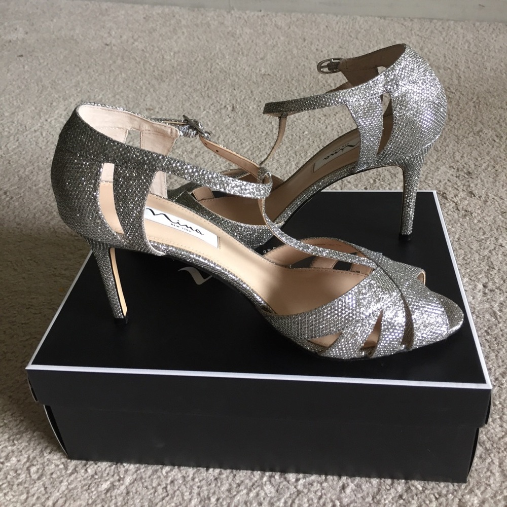 NWT Nina Ricarda T-straps evening Sandals