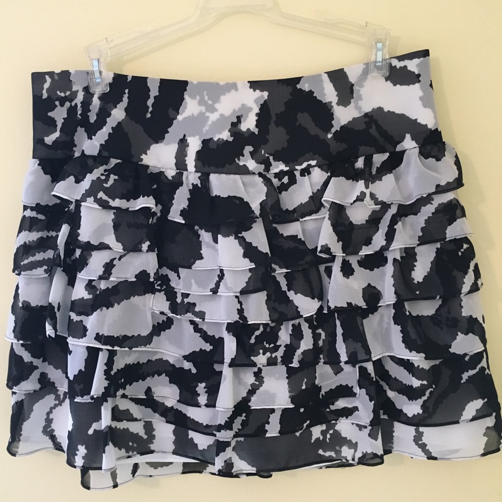 Black/white ruffle mini skirt