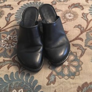 Bjorn slip on clogs, black. Size 8.