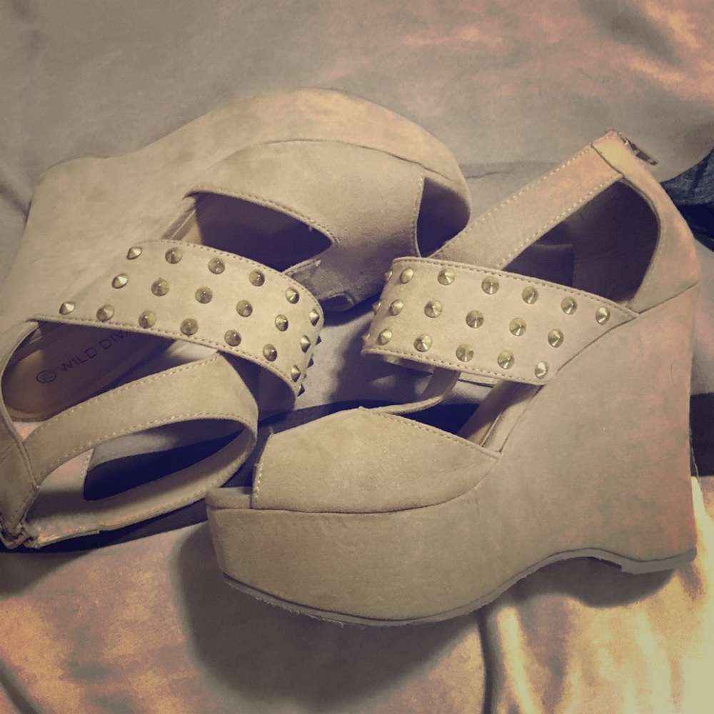 Nude wedges