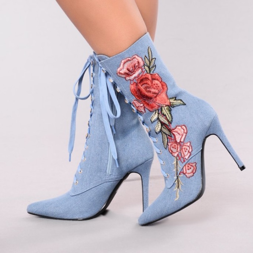 NEVER WORN! Denim boots with rose embroidering