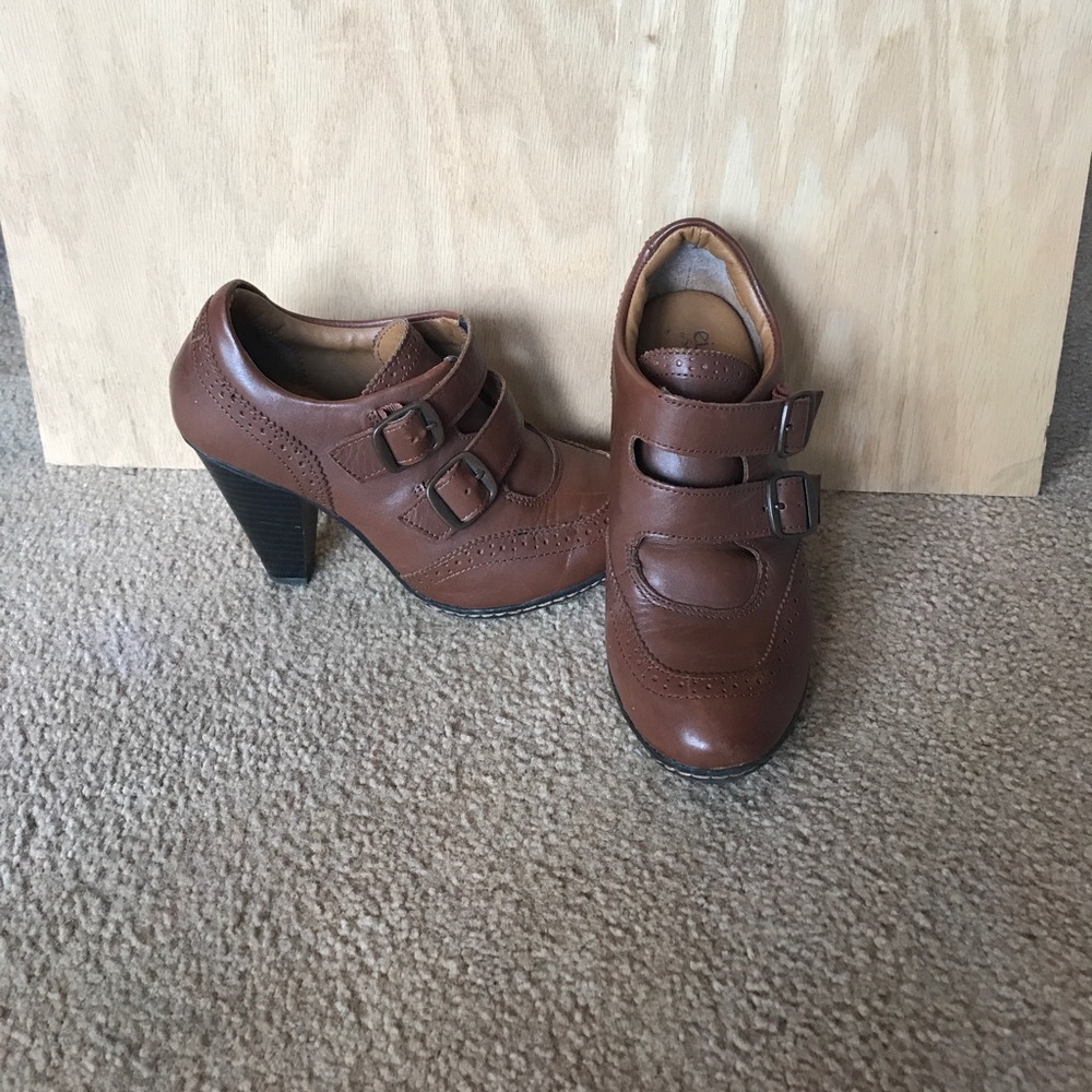 Brown heels w/ buckles