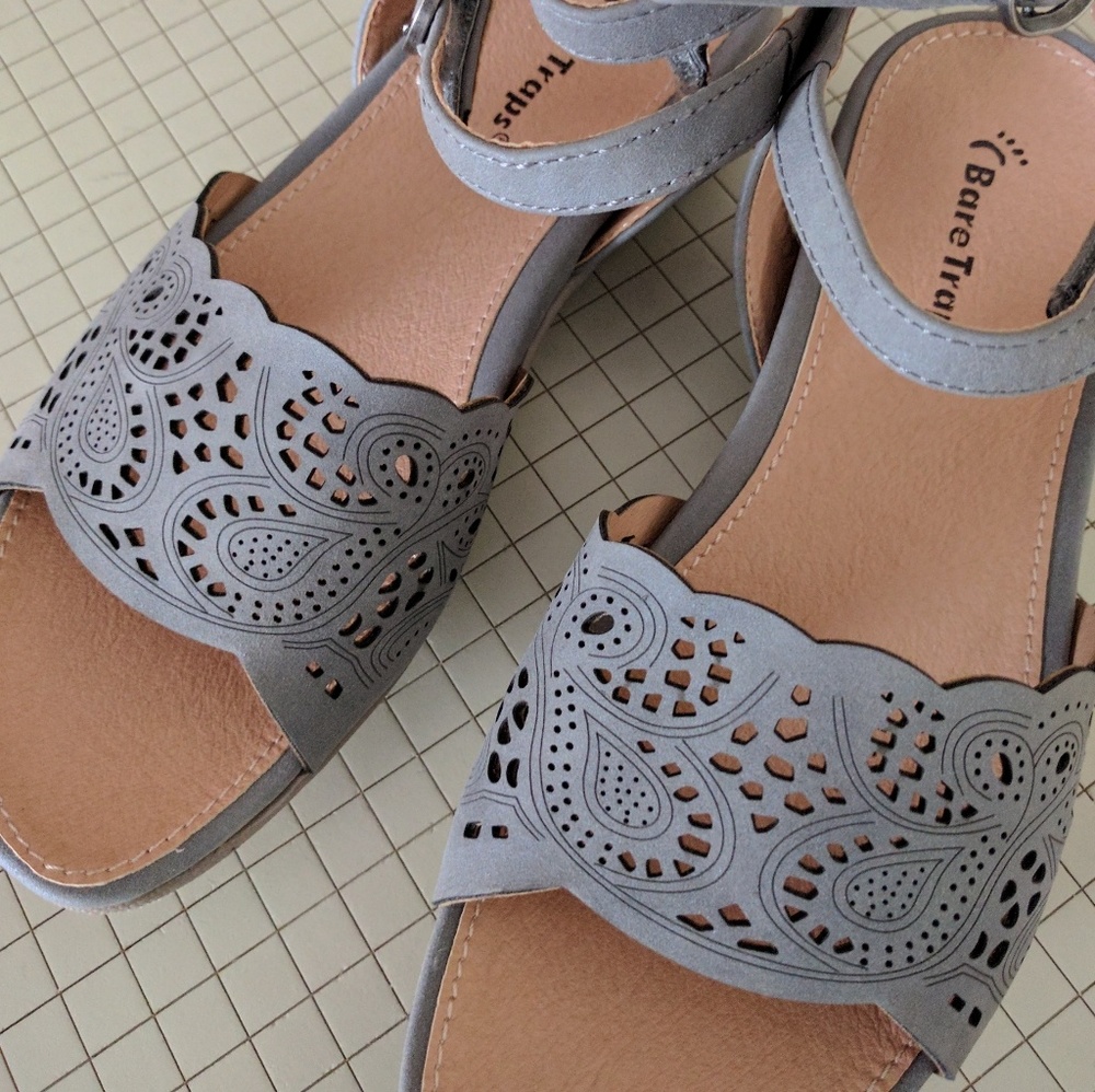 BareTraps Saddle Sandal in grey