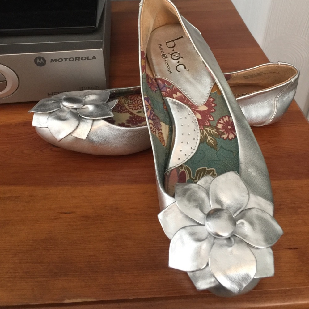 BOC SILVER FLATS WITH BOW! 71/2 NWOT NEVER WORE