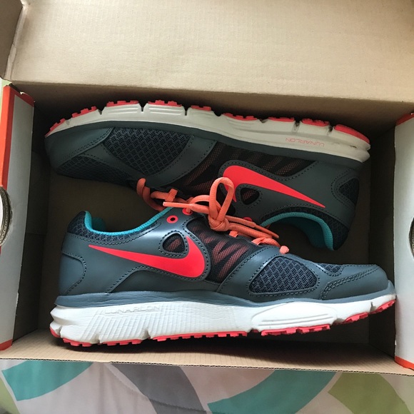 ❌SOLD❌ Womens Nike shoes - Picture 1 of 5