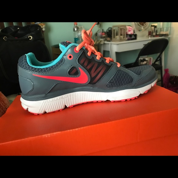 ❌SOLD❌ Womens Nike shoes - Picture 2 of 5